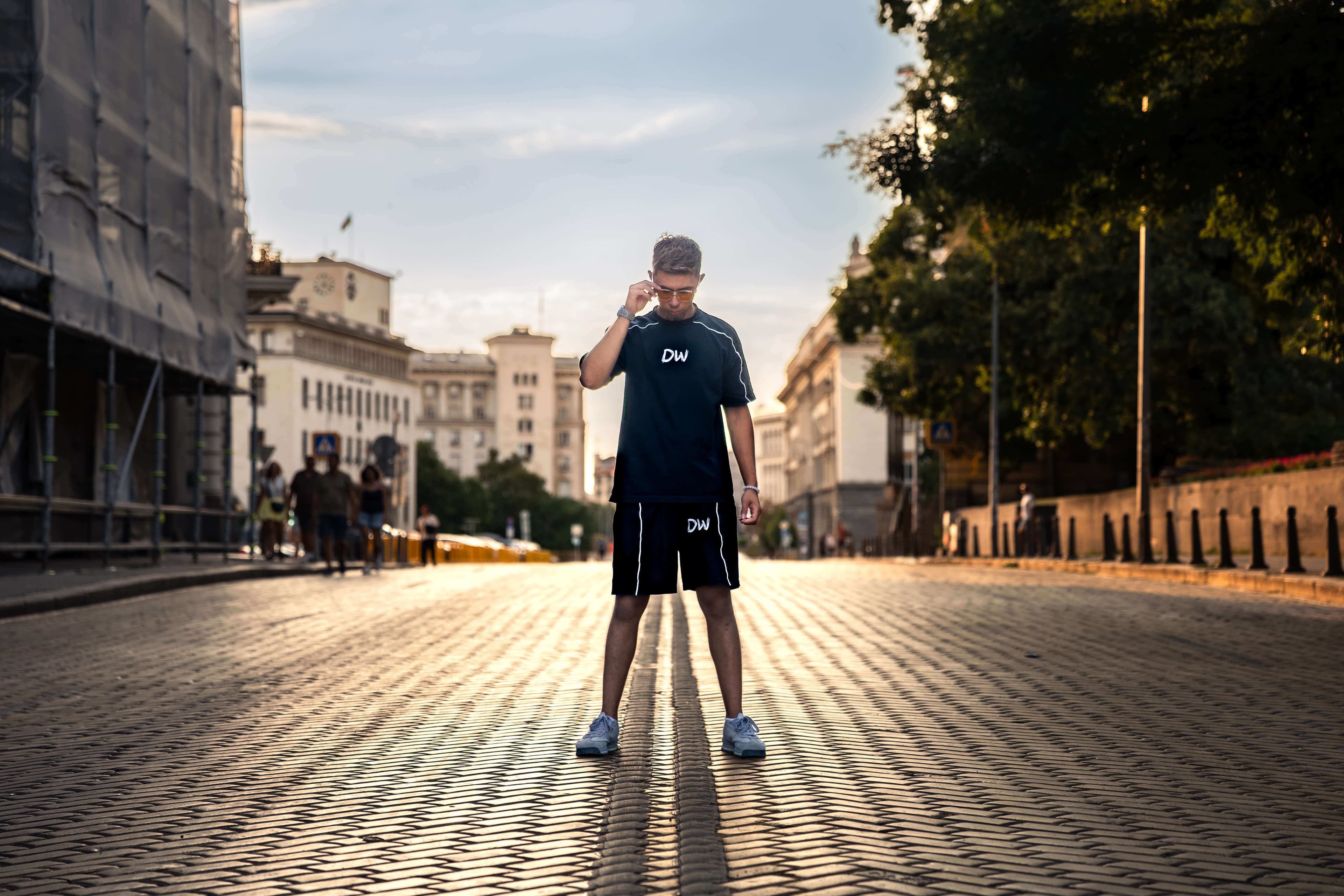 Модел с черен DRIFTWEAR комплект в градска среда